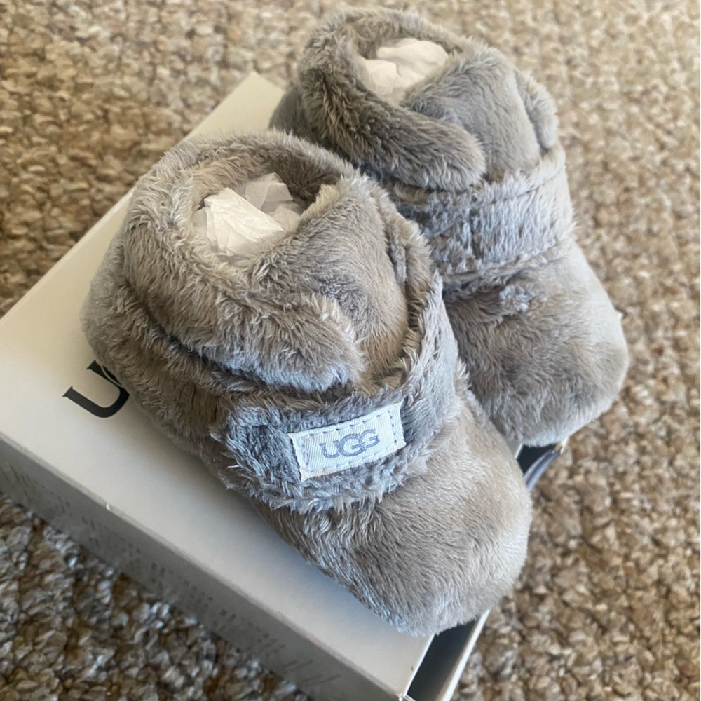 UGG toddler boots size 04/05 (M) in color gray with fur. Never worn.